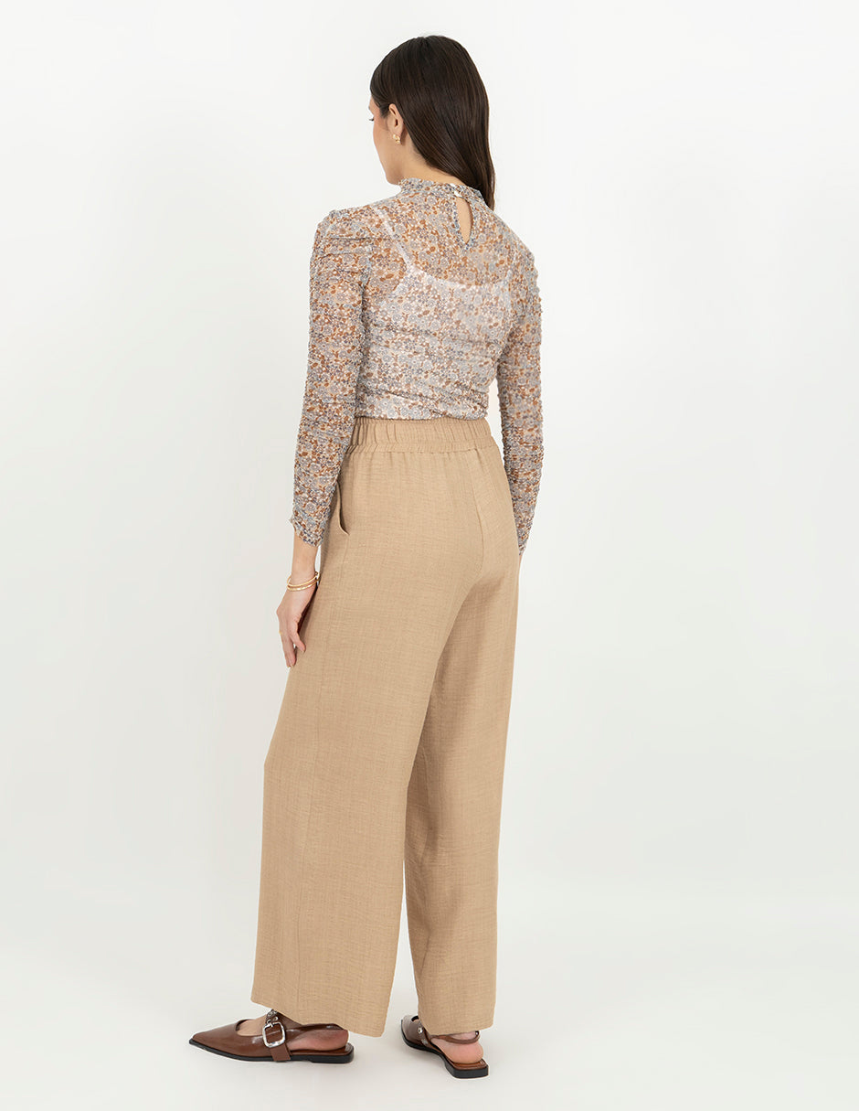 Pantalón beige con jareta en la cintuta