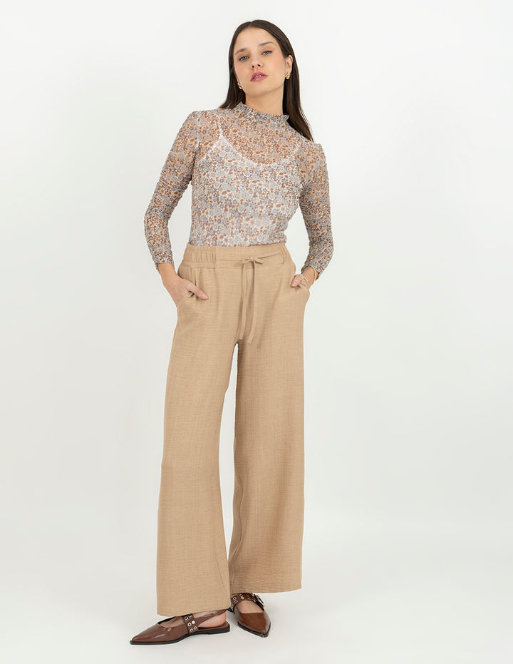 Pantalón beige con jareta en la cintuta