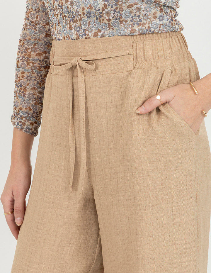 Pantalón beige con jareta en la cintuta