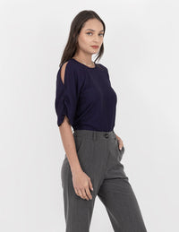 Blusa azul marino con abertura en hombros
