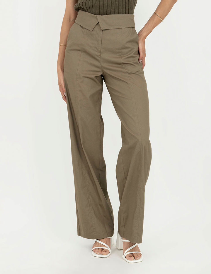 Pantalón verde con talle a la cintura