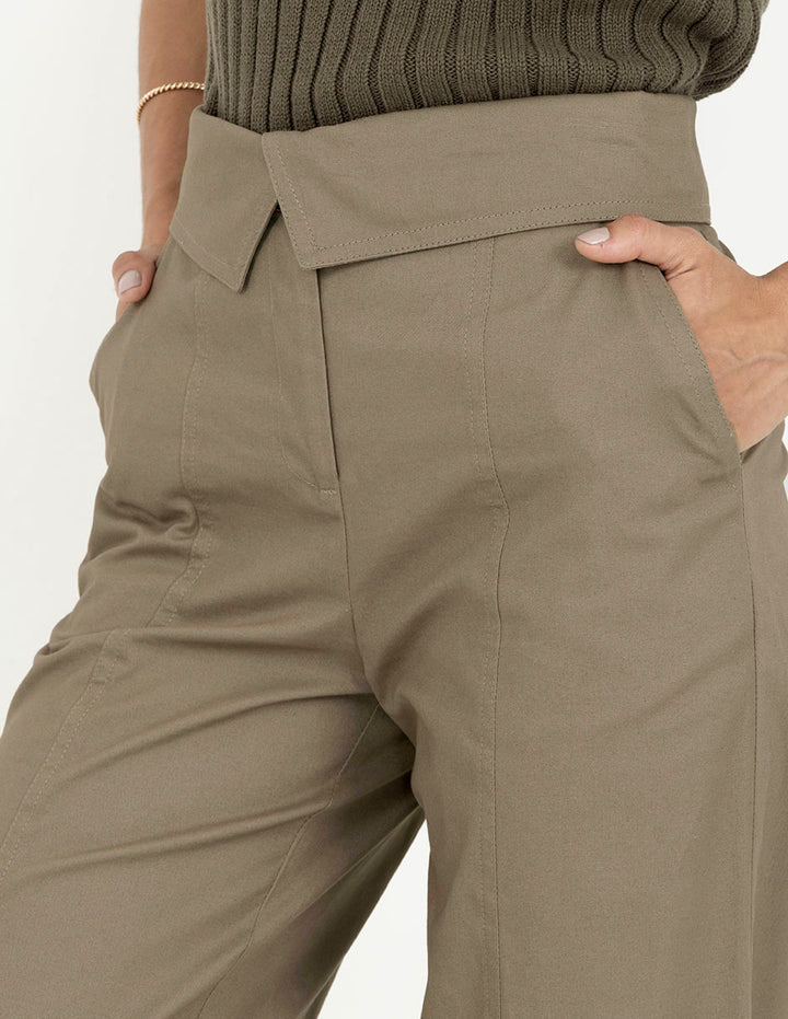 Pantalón verde con talle a la cintura