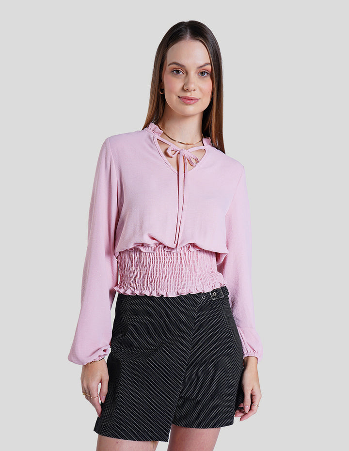 Blusa rosa de manga larga y detalle de smock en la cintura