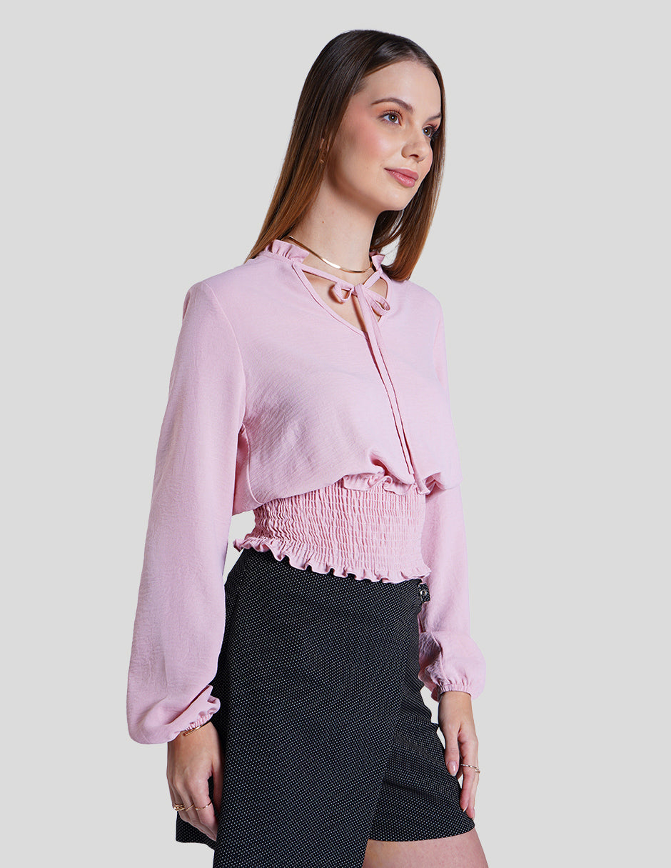 Blusa rosa de manga larga y detalle de smock en la cintura