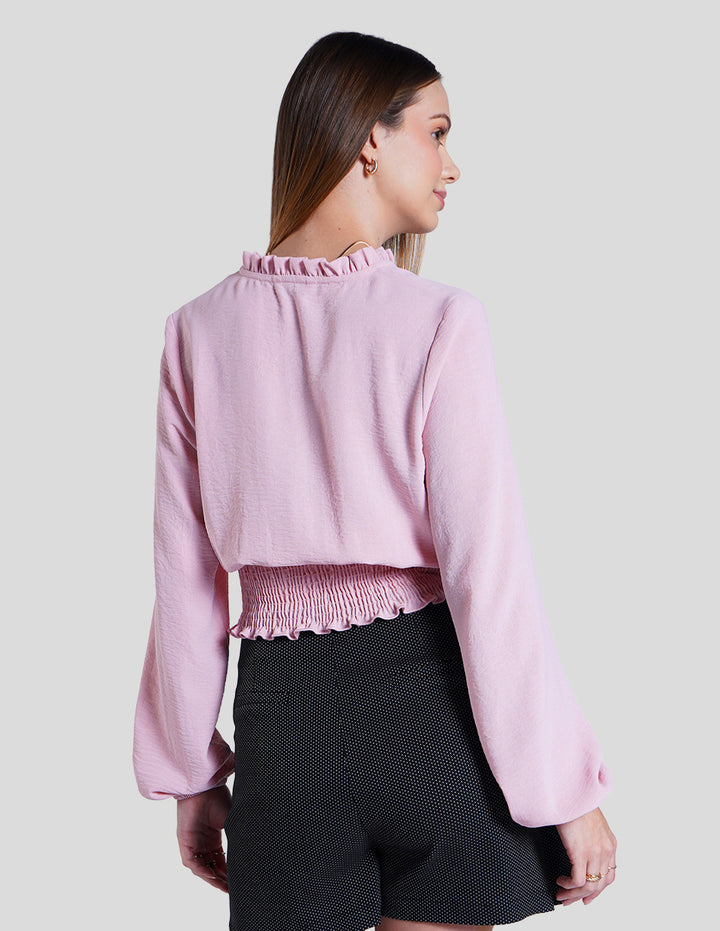 Blusa rosa de manga larga y detalle de smock en la cintura