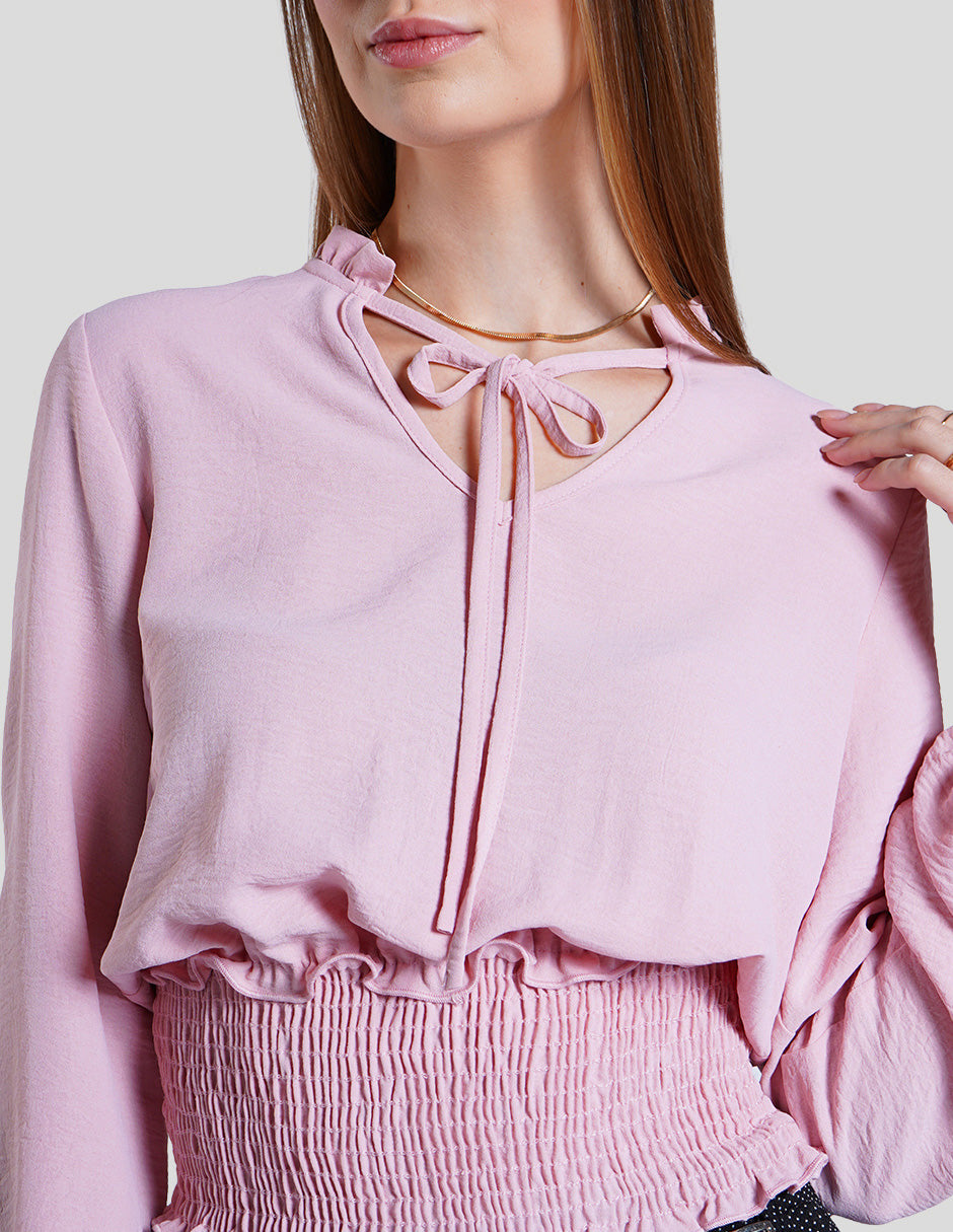 Blusa rosa de manga larga y detalle de smock en la cintura