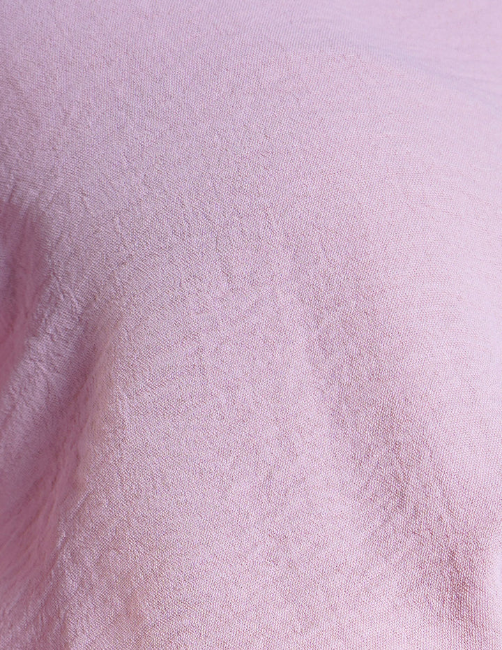 Blusa rosa de manga larga y detalle de smock en la cintura