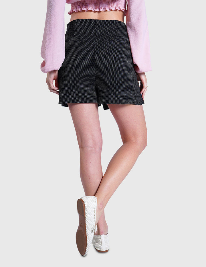 Short falda de vestir y diseño de dots