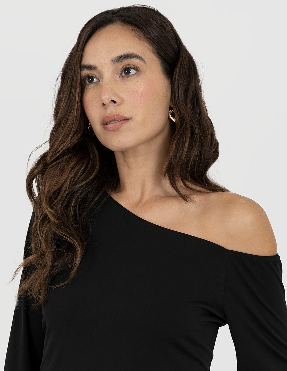 Vestido negro corto asimétrico