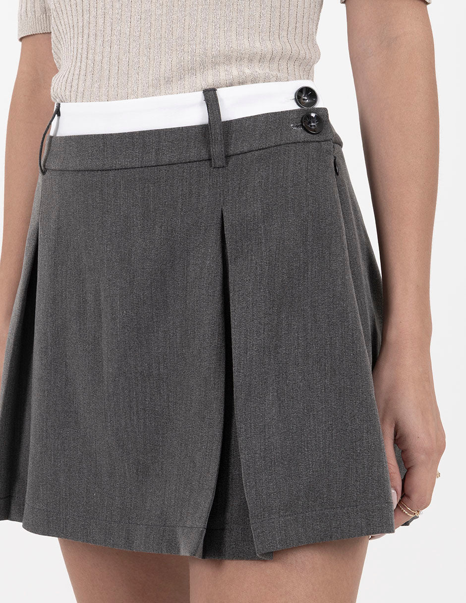 Falda corta con detalle en la cintura (disponible en negro y gris)
