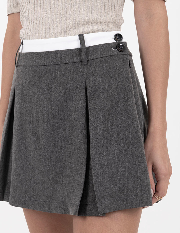 Falda corta con detalle en la cintura (disponible en negro y gris)