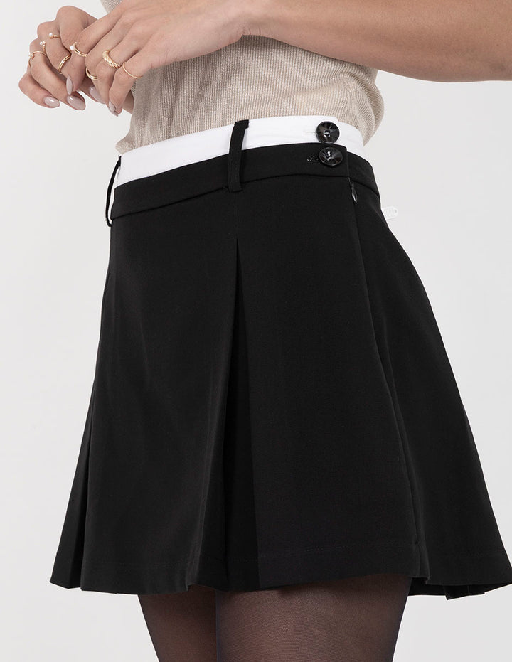 Falda corta con detalle en la cintura (disponible en negro y gris)