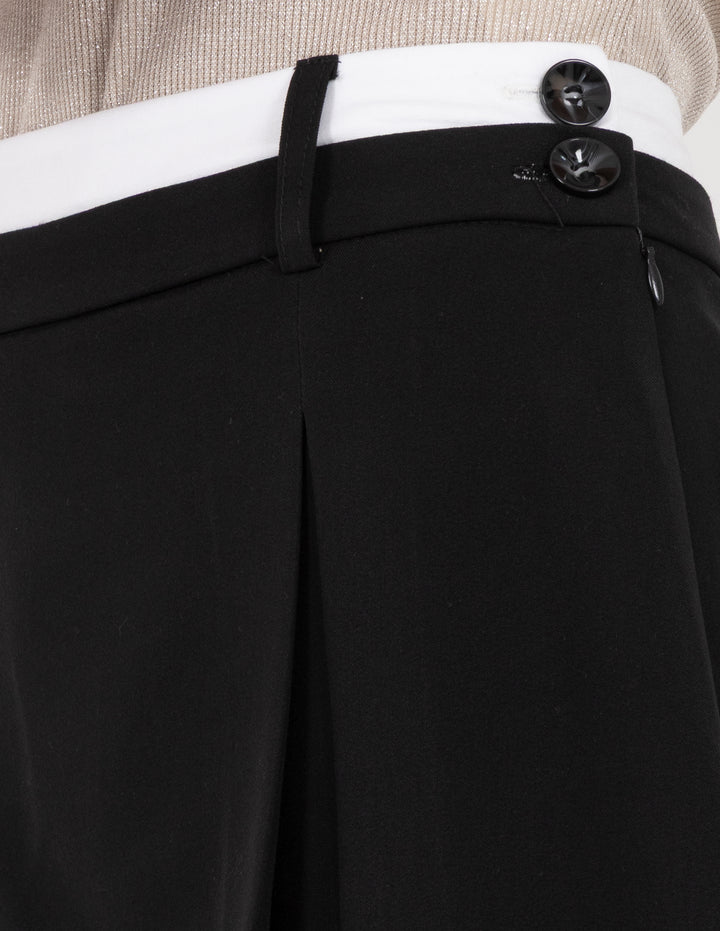 Falda corta con detalle en la cintura (disponible en negro y gris)