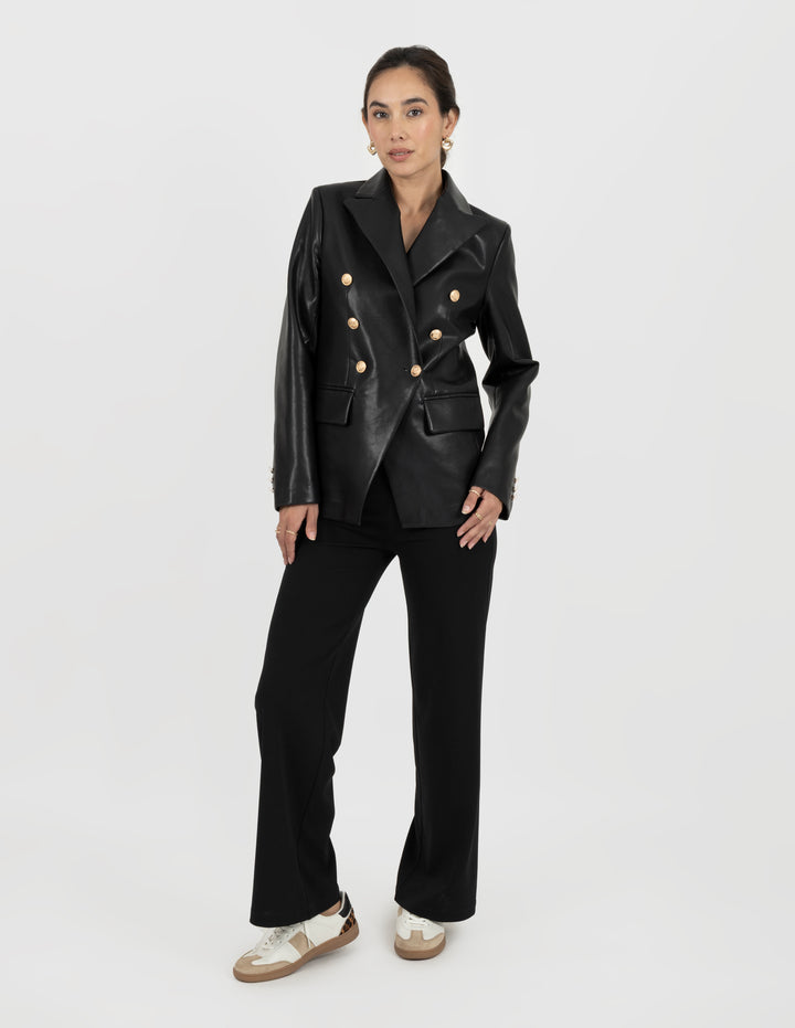 Saco de vestir color negro de vinipiel y botones dorados