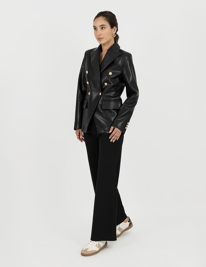Saco de vestir color negro de vinipiel y botones dorados