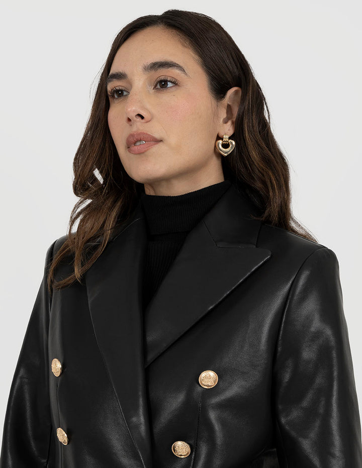 Saco de vestir color negro de vinipiel y botones dorados