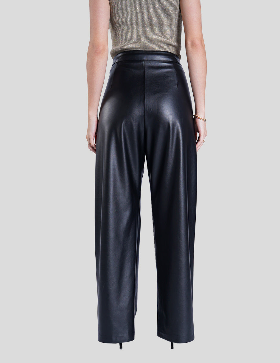 Pantalón negro a la cintura vinipiel