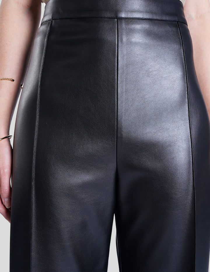 Pantalón negro a la cintura vinipiel