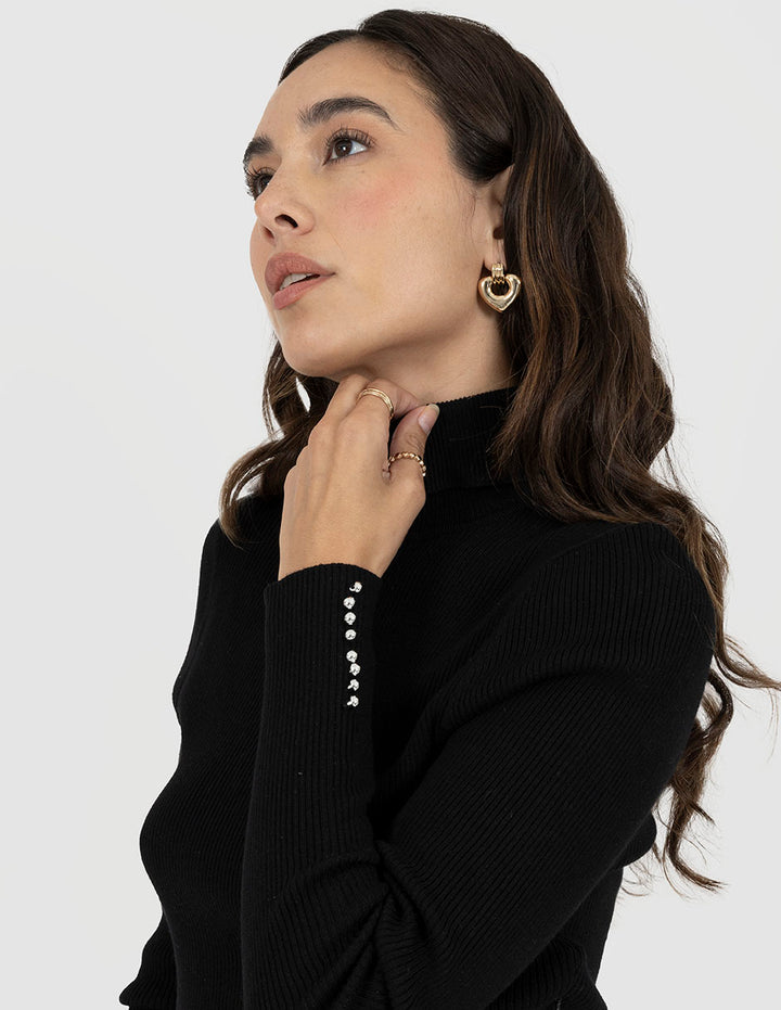 Vestido negro de cuello alto con efecto de falda vinipiel