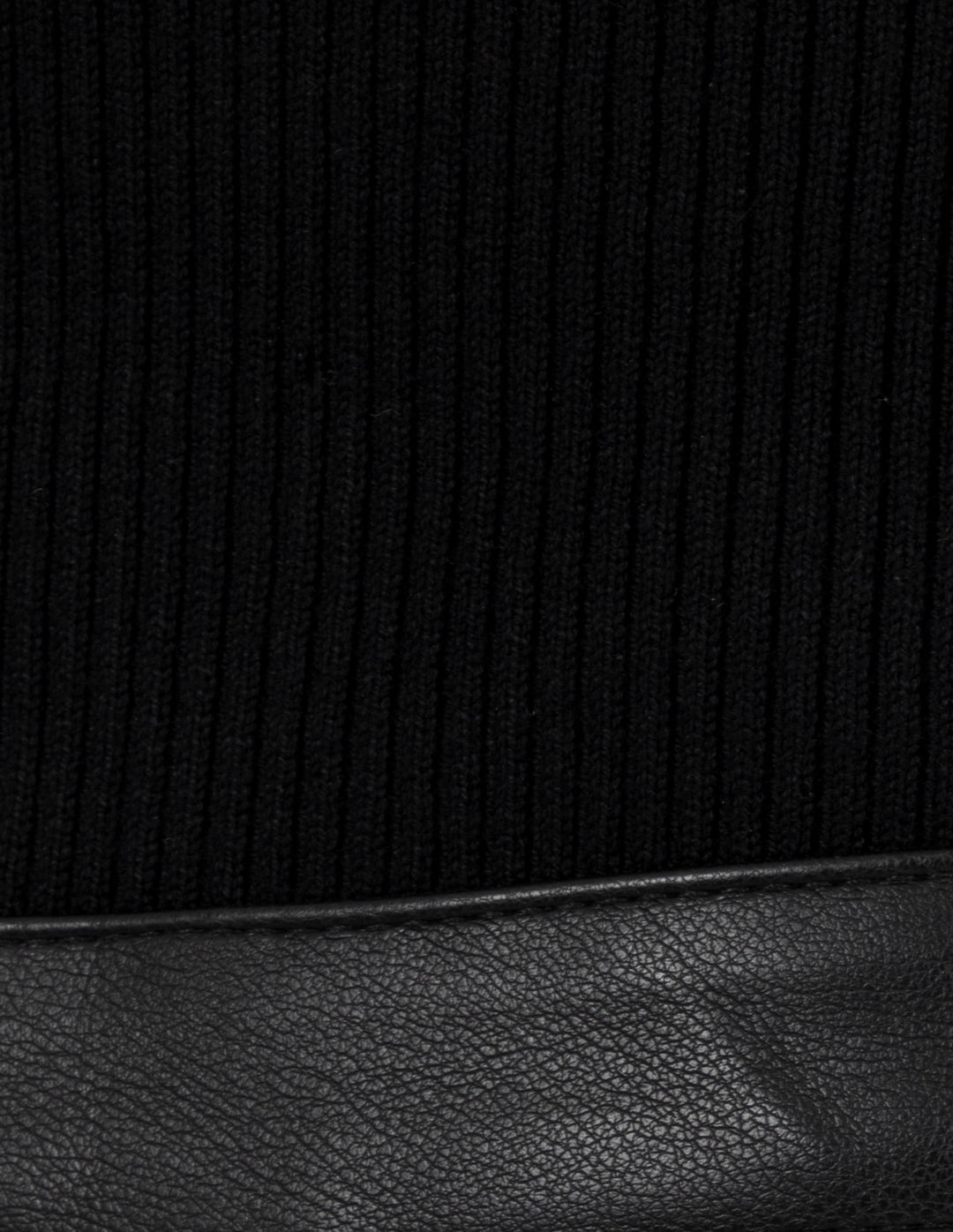 Vestido negro de cuello alto con efecto de falda vinipiel