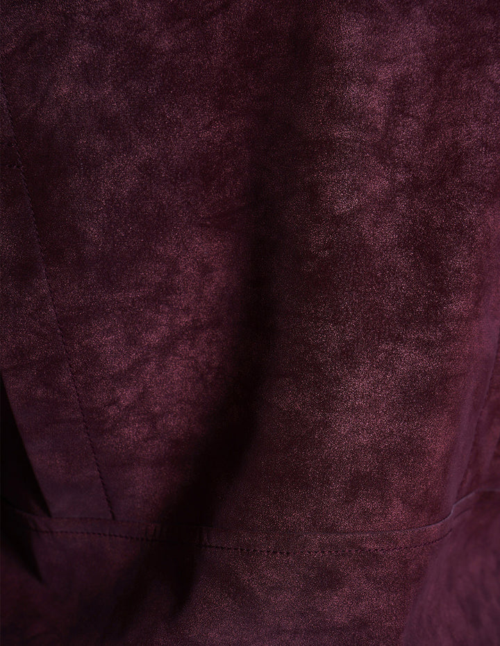 Chamarra corta vino con diseño de cierres