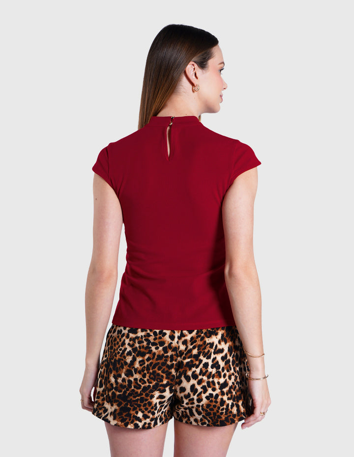 Blusa de cuello alto y manga corta (disponible en rojo y negro)