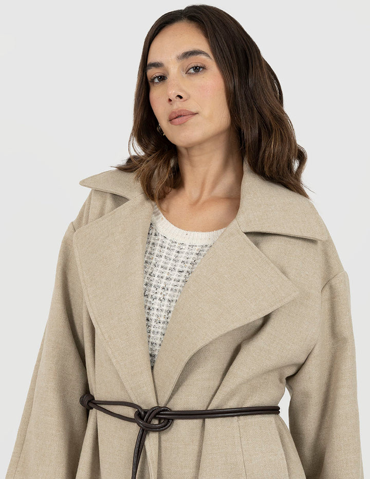 Abrigo beige  largo con jareta en la cintura