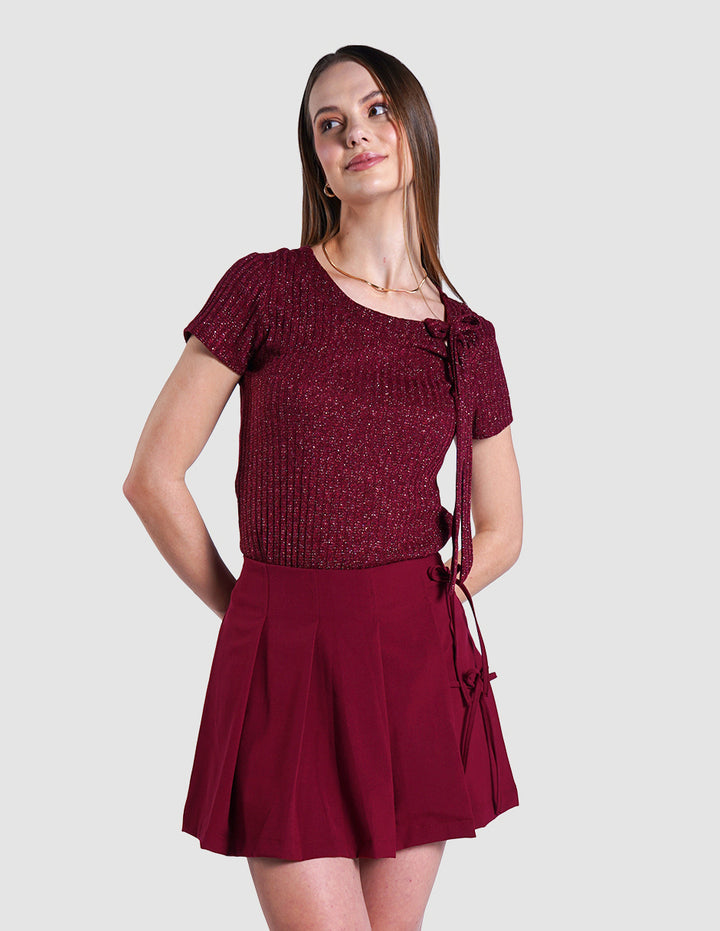 Blusa vino de manga corta con tela de brillos