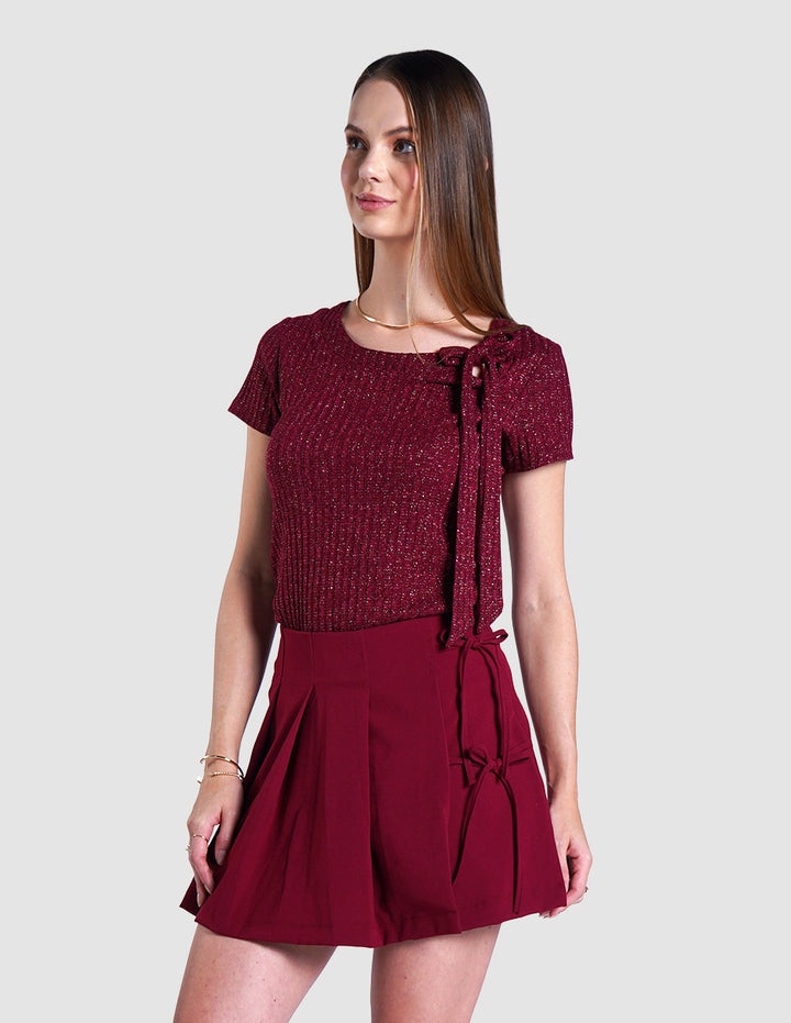 Blusa vino de manga corta con tela de brillos