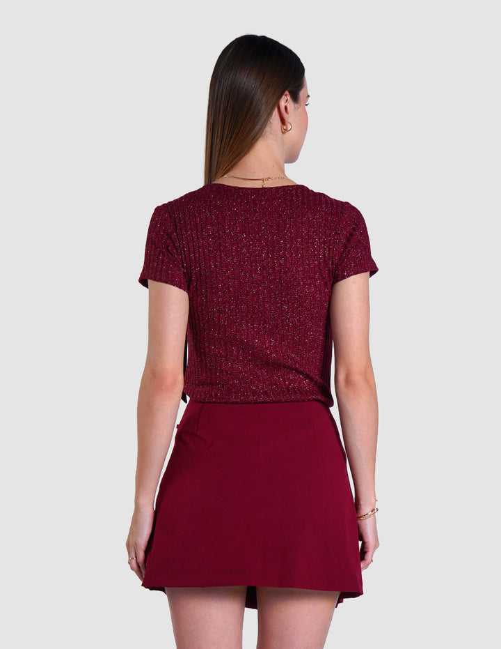 Blusa vino de manga corta con tela de brillos