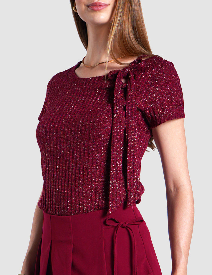 Blusa vino de manga corta con tela de brillos