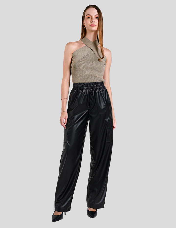 Pantalón negro con bolsillos laterales tipo vinipiel