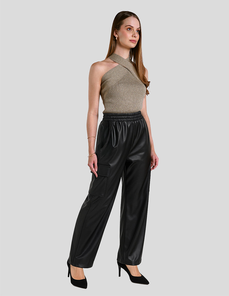 Pantalón negro con bolsillos laterales tipo vinipiel