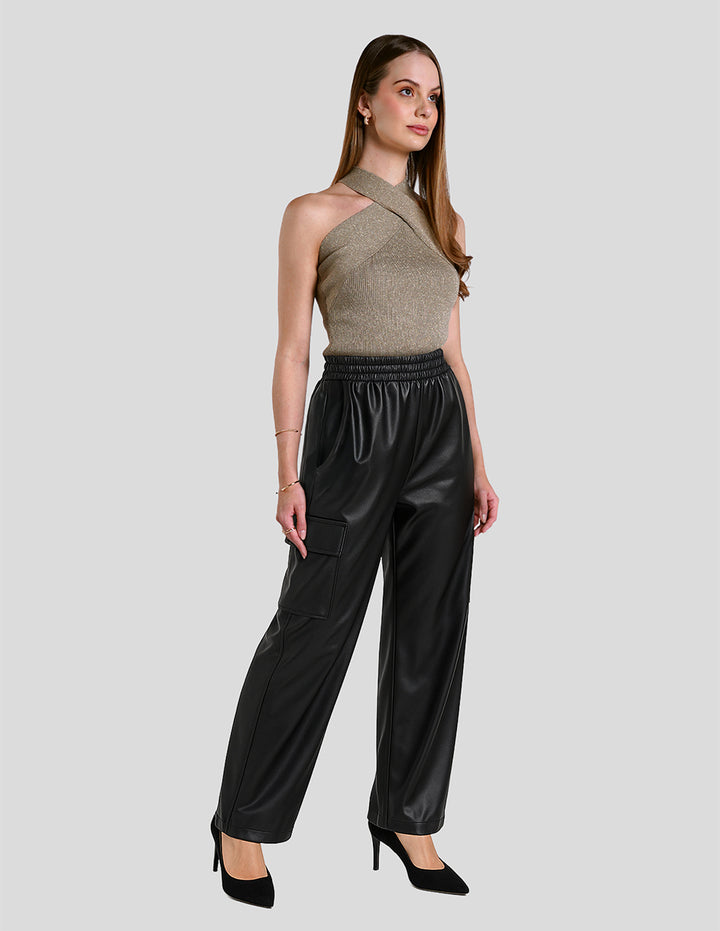 Pantalón negro con bolsillos laterales tipo vinipiel