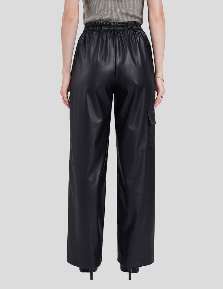 Pantalón negro con bolsillos laterales tipo vinipiel