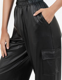 Pantalón negro con bolsillos laterales tipo vinipiel
