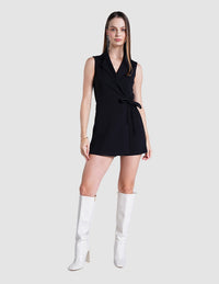 Jumpsuit corto con cinta lateral (disponible en negro y rosa)