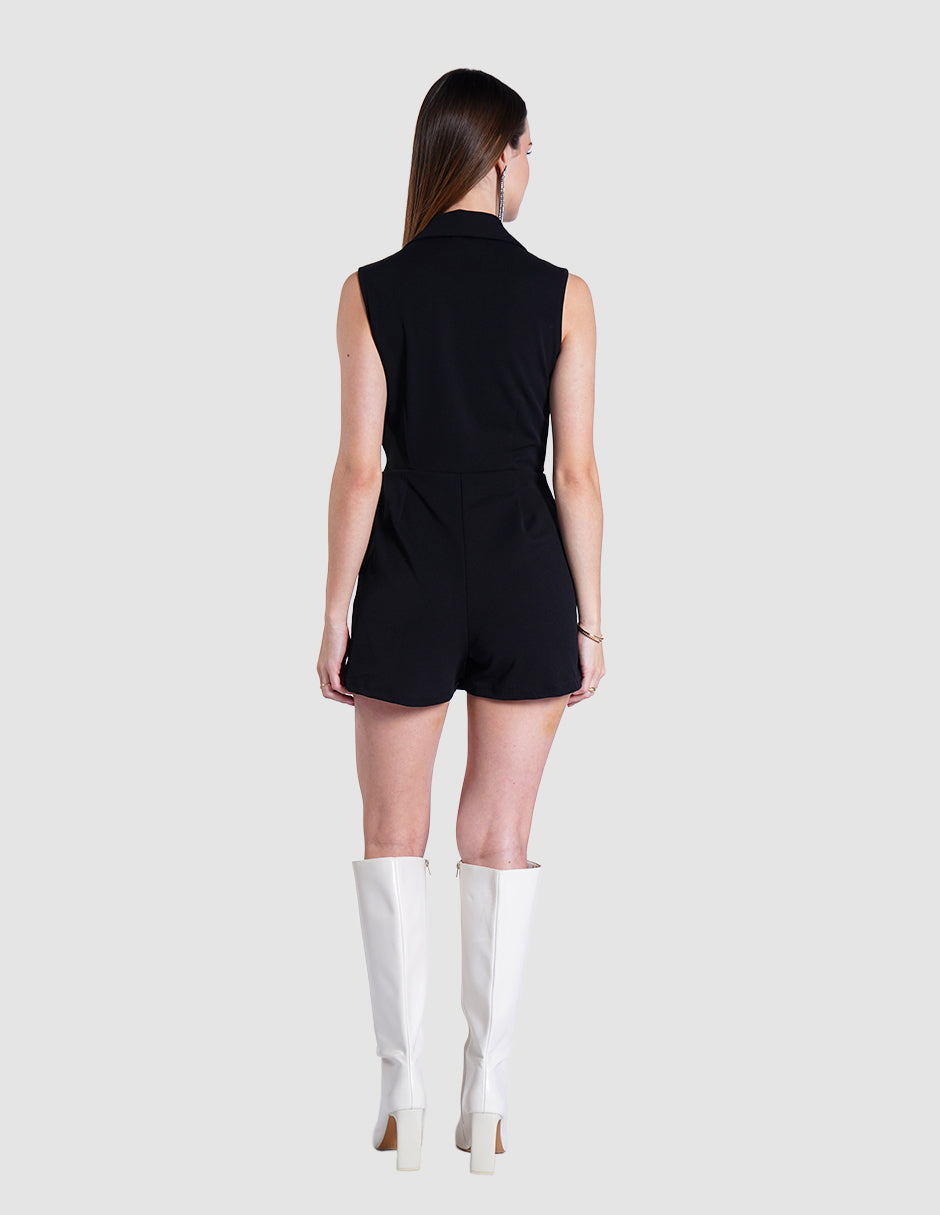 Jumpsuit corto negro con cinta en la cintura