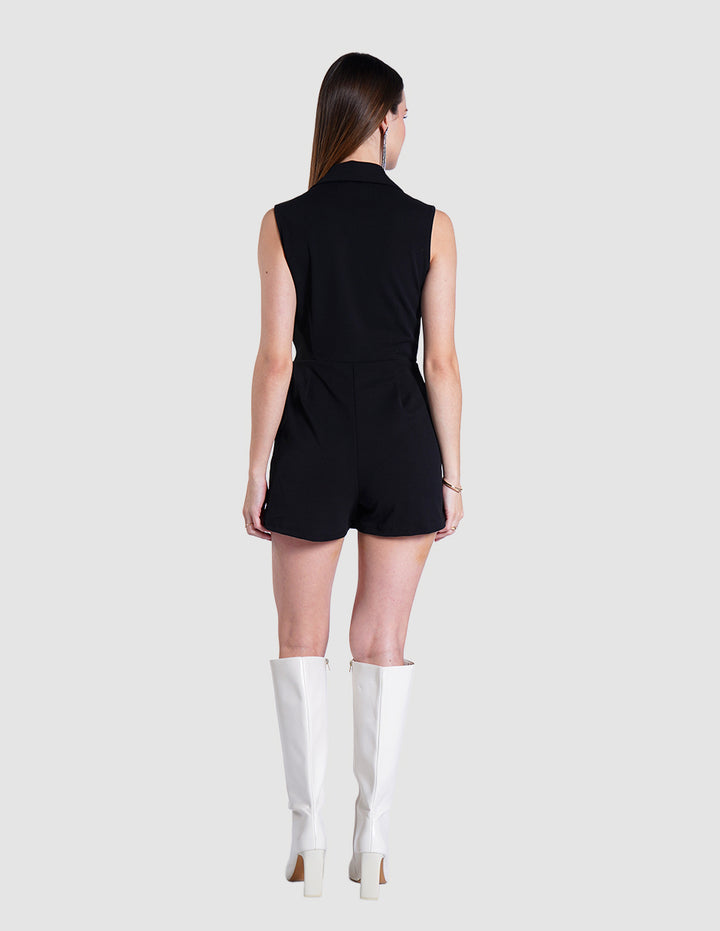 Jumpsuit corto negro con cinta en la cintura