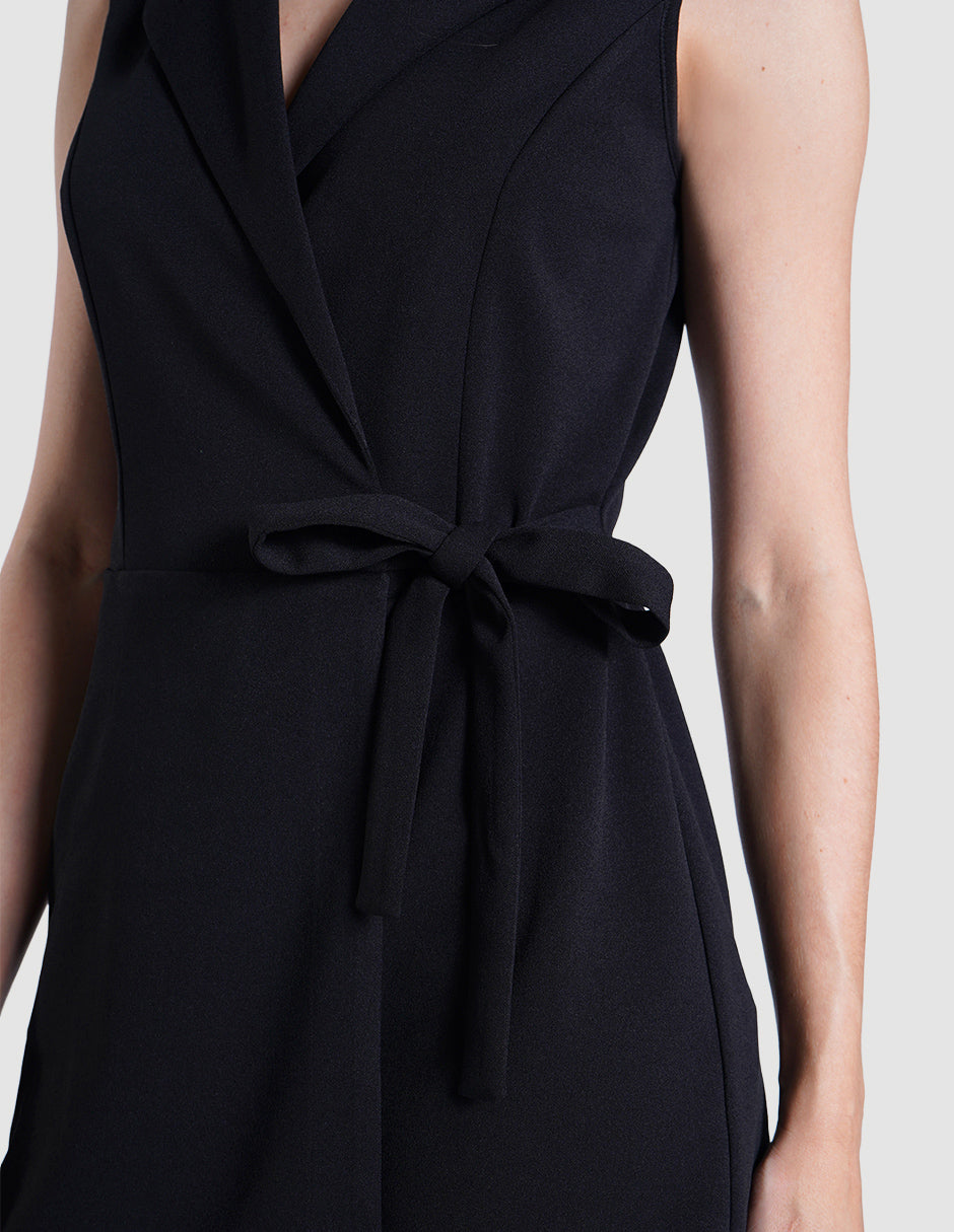 Jumpsuit corto negro con cinta en la cintura