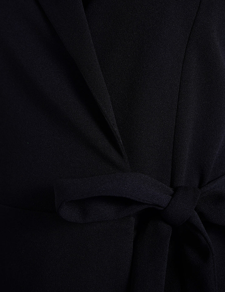 Jumpsuit corto con cinta lateral (disponible en negro y rosa)