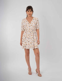 Vestido corto estampado con detalle ligero de olanes