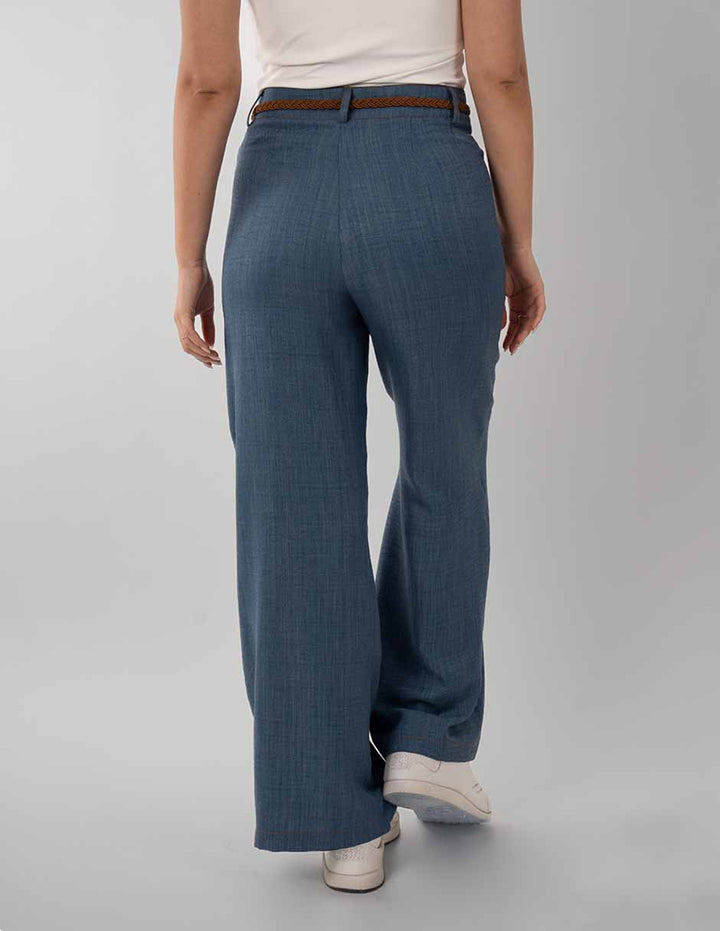 Pantalón azul con cinturón café