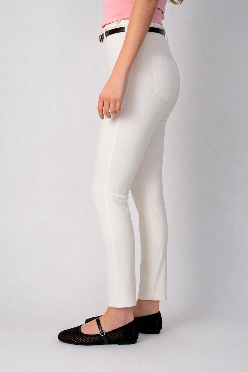 Pantalón blanco recto con cinturón