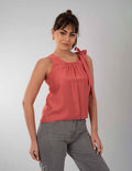 Blusa sin mangas con detalle en hombro