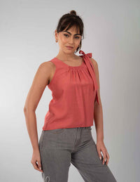 Blusa sin mangas con detalle en hombro