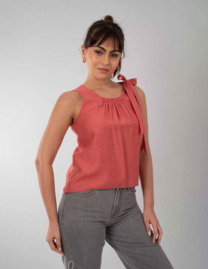 Blusa sin mangas con detalle en hombro