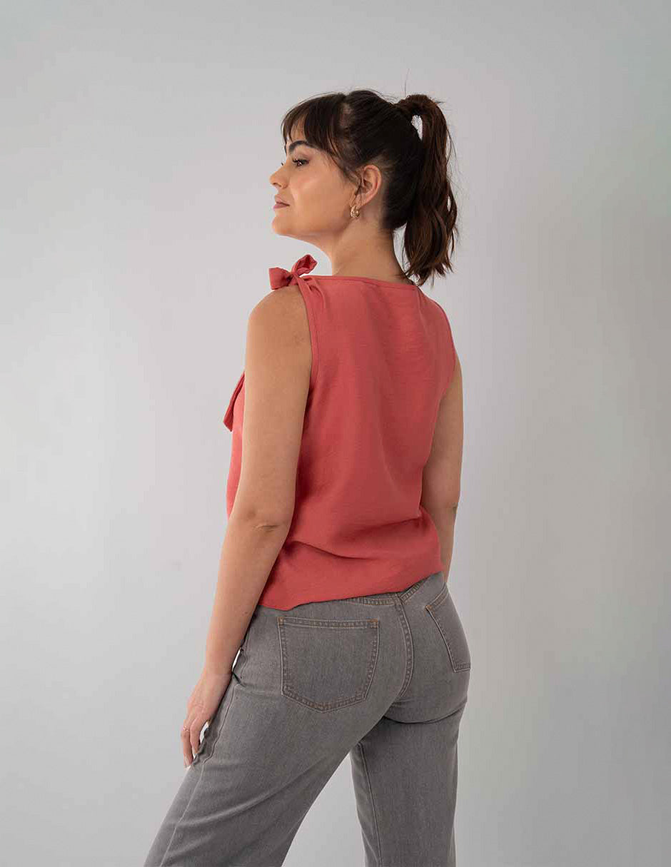 Blusa sin mangas con detalle en hombro
