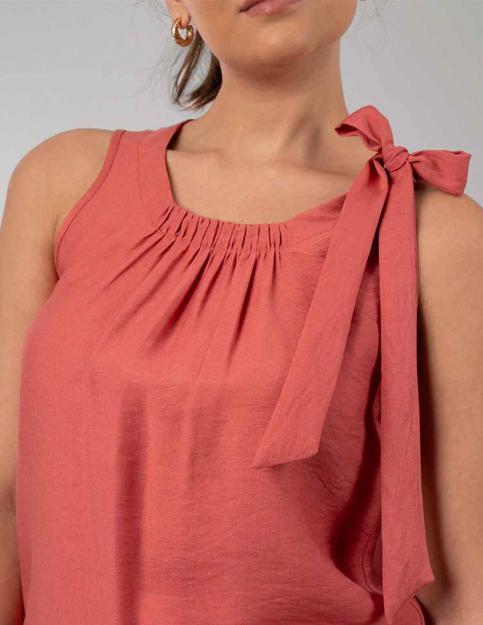 Blusa sin mangas con detalle en hombro