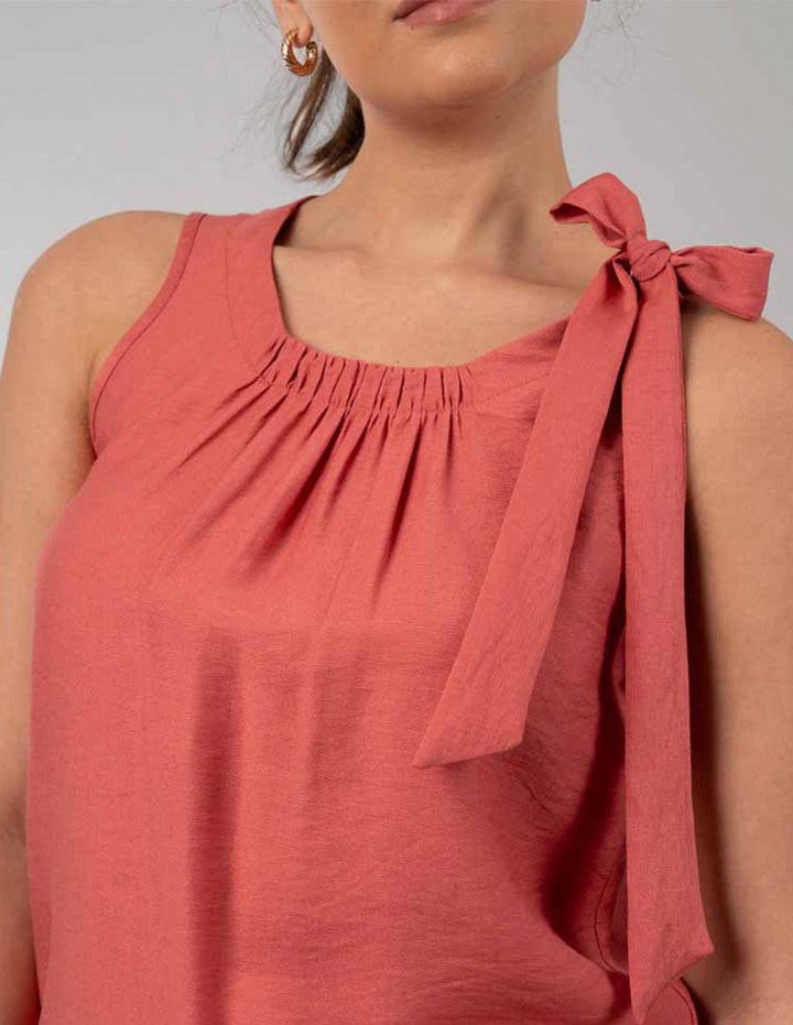 Blusa sin mangas con detalle en hombro